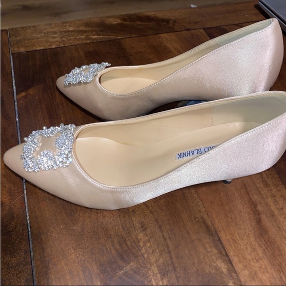 Manolo Blahnik Hangisi Champagne Satin Heels Sz41 / US 10.5 Crystal Embellished - Picture 7 of 16